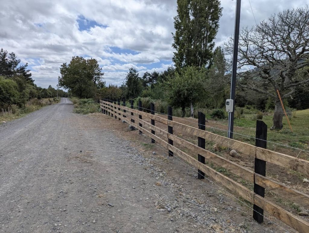 Nach dem Landkauf in Chile ist der Zaunbau und der Bau eines Schuppens am Wichtigsten