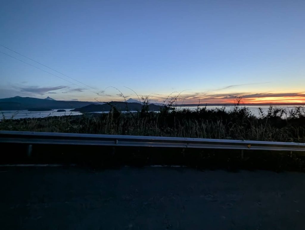 Auf der Suche nach Grundstücken in Südchile eingefangen: der Sonnenuntergang mit Blick auf den Puyehue-See, im Hintergrund zwei Vulkane